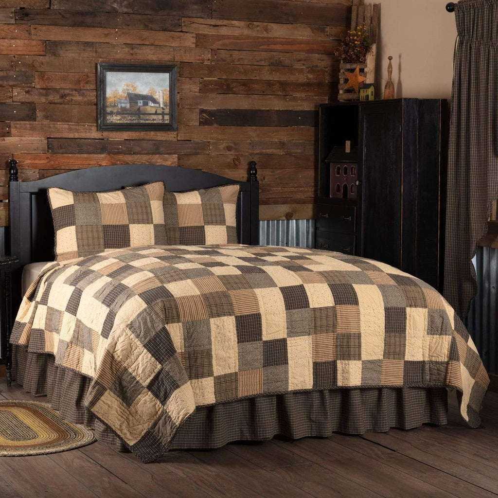 The Village Country Store Quilt Kettle Grove King Quilt Set; 1-Quilt 110Wx97L w/2 Shams 21x37